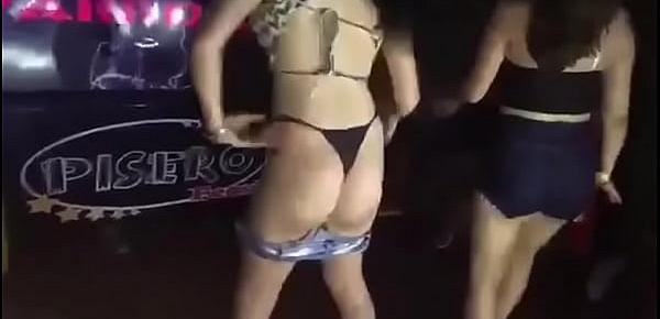  Novinha mostrando a calcinha no palco do baile funk